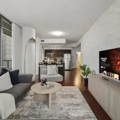 Designer Bay Street Condo Sleep 6