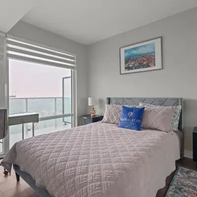 New Cozy 1 Bedroom & Den Condo in Downtown Toronto