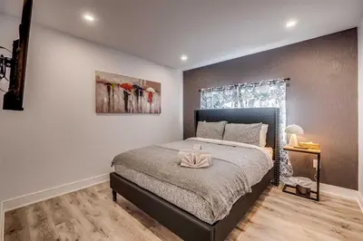 a bedroom with a large bed in a room at Modern 2 Bed Unit Near the Falls in Niagara Falls