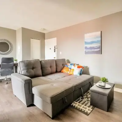 Charming Newly Renovated Condo - Glenview West