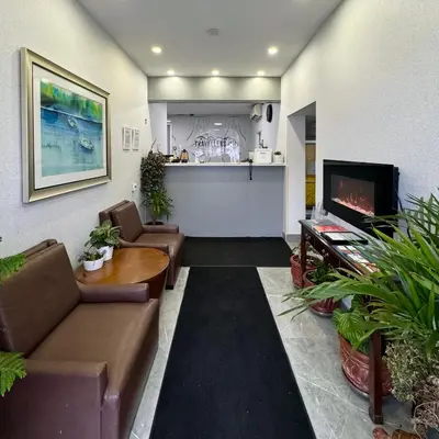 a living room with couches and a table and a kitchen at Travellers Inn in Hanover