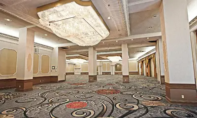 a large lobby with a large rug on the floor at The Brock Niagara Falls Fallsview, Tapestry by Hilton in Niagara Falls