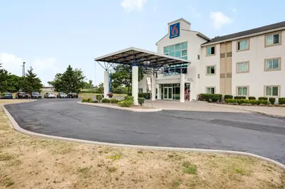 an empty parking lot in front of a hotel at Motel 6-Brampton, ON - Toronto in Brampton
