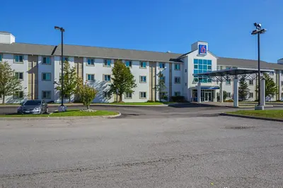 an empty parking lot in front of a large building at Motel 6-Whitby, ON - Toronto East in Whitby