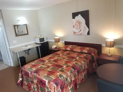 Gallery image of Twin Oaks Motel in Orono