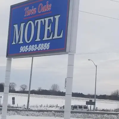 Twin Oaks Motel