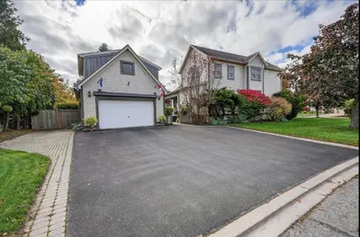 a driveway in front of a house at Globetrotters B&B in Niagara on the Lake