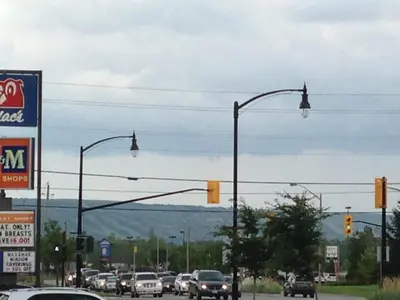 a traffic light on a busy city street with cars at Luxury Inn in Collingwood