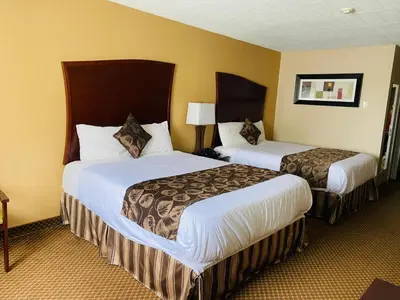 a hotel room with two beds in a room at Luxury Inn in Collingwood