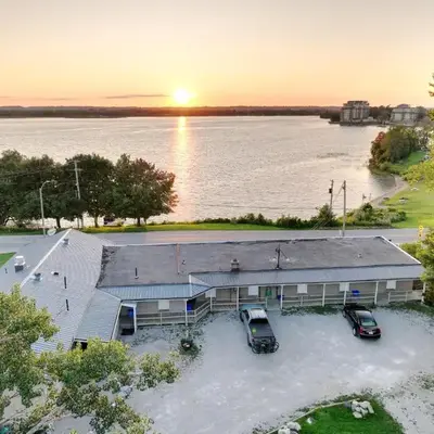 Lakeside Inn