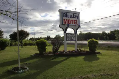 a sign for a bluejay motel on the side of the road at Blue Jay Motel in Peterborough