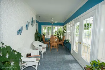 a room with chairs and a dining room with blue walls at Chestnut Inn in Niagara Falls