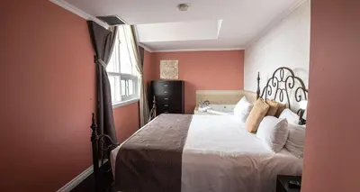 a bedroom with a bed and a window at Elm Hurst Inn & Spa in Ingersoll