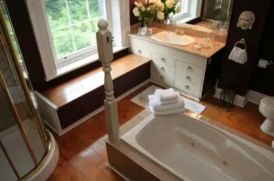 a bathroom with a bath tub and a sink at Historic Lyons House in Niagara on the Lake