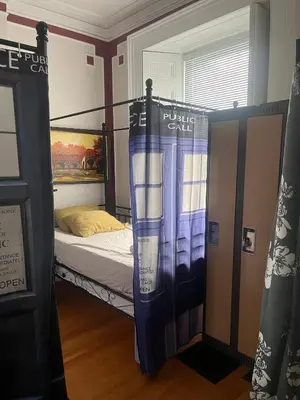 a bedroom with a bunk bed in a room at Pring Guesthouse in Hamilton