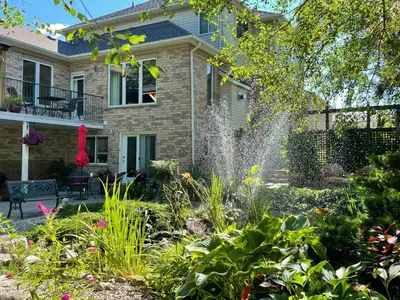 a garden in front of a house with a fountain at Hammer Haus in Waterloo