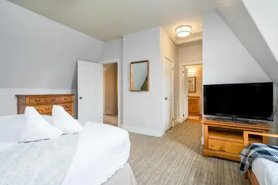a bedroom with a bed and a flat screen tv at Beautiful & Bright 3 Bed Townhome Near Village in Blue Mountains