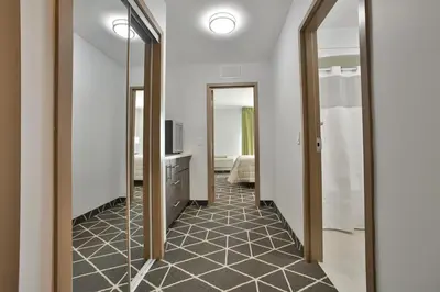 a hallway with mirrors in a hotel room at King Hotel in Palmerston