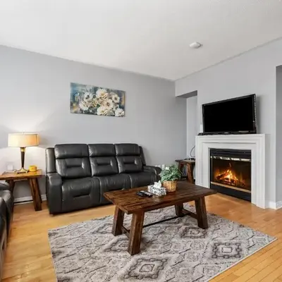 Amazing Spacious house in Center of Richmond hill
