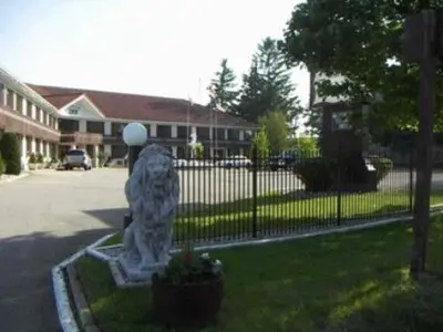 a statue of a lion in front of a fence at Shakespeare Inn in Shakespeare