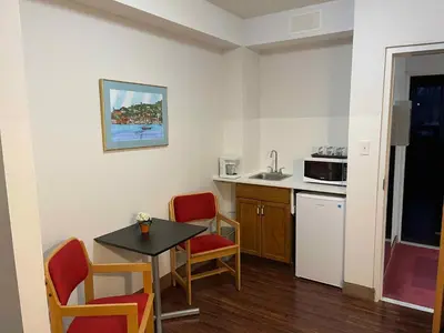 a small kitchen with a table and chairs in a room at Shakespeare Inn in Shakespeare