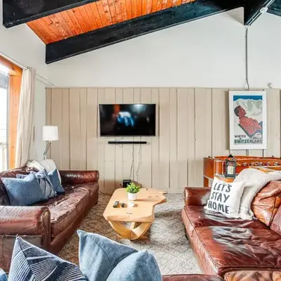 Blue Mtn Chalet with a Sauna