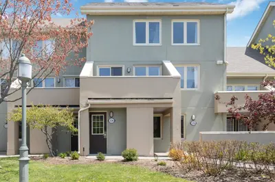 a house in the suburbs with a street light at Mountain View Wintergreen Home 84140 in Blue Mountains