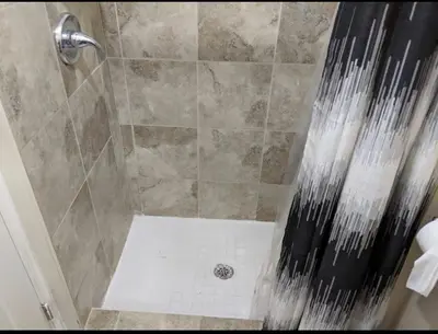 a bathroom with a shower with a tiled shower at House in Niagara falls, Close to Clifton Hill, Casino and Horseshoe falls and with kitchen for 6 Guest in Niagara Falls