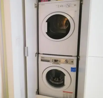 a washing machine and a dryer in a room at Stylish Downtown Toronto Residential Hotel in Toronto