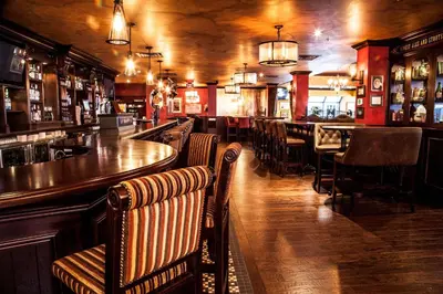 a bar with chairs and a counter in a restaurant at Best Western Plus Cairn Croft Hotel in Niagara Falls