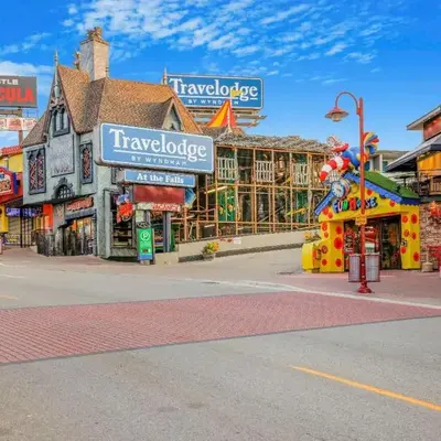 Travelodge by Wyndham Niagara Falls At the Falls