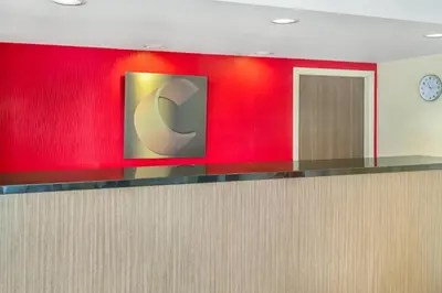 a red wall with a c logo on it at Comfort Inn in London