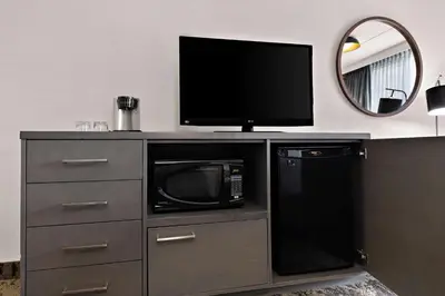 a tv on a counter with a microwave and a microwave at Best Western Parkway Hotel Toronto North in Richmond Hill
