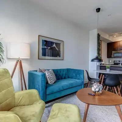 The Benetton Suite - Square One 1 BR + Den + 1 Parking