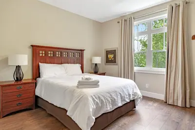 a bedroom with a large bed and a window at Blue Mountain Getaway Located on Golf Course in Blue Mountains