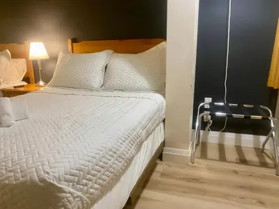 a bedroom with a large bed with white sheets at Ranch House Inn in Exeter