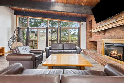 a living room with couches and a fireplace at 12 Beds Sleep 16 Chalet with HotTub, 2min to Blue in Blue Mountains