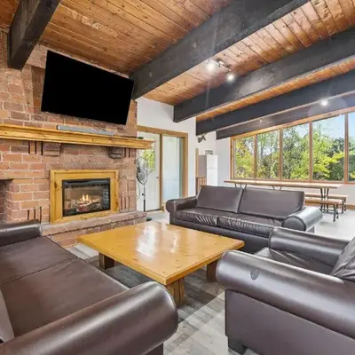 12 Beds Sleep 16 Chalet with HotTub