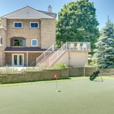 Paradise Manor w Hot tub Sauna & Putting Green