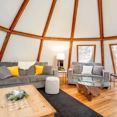 The Beehive w Hot Tub Sauna & Fireplace