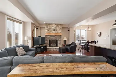 Gallery image of Luxury Chalet-Walk to Beach/Village w Mtn View in Blue Mountains