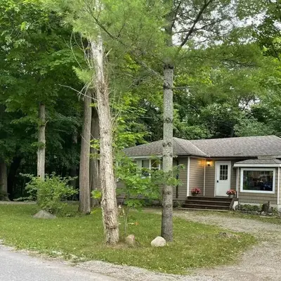 Cheerful 4-bedroom cottage in nature setting