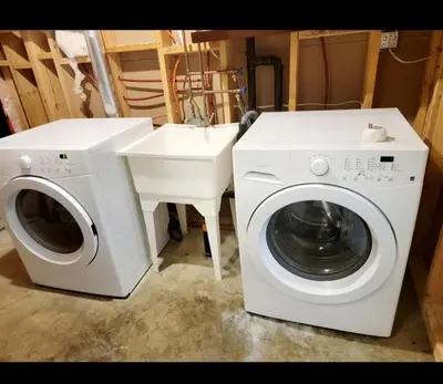 a washing machine and a sink in a room at Staycation Studio Apartment, Private kitchen , Washroom, Micro Gym & Free Onsite Parking in London