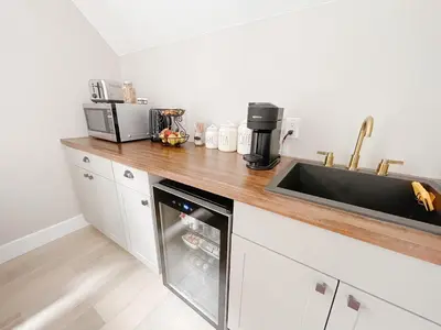 a kitchen counter with a sink and a microwave at Inn On King Bed & Breakfast in Niagara on the Lake