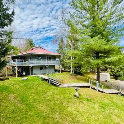 Spacious 3 Plus 1 Bedroom 2 Bath Cottage Retreat with Fire Pit and Pool Table