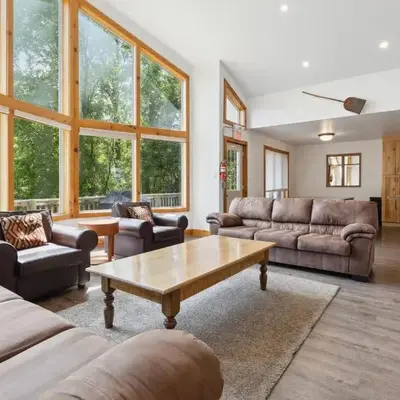 10 Bedroom Executive Chalet w Hot Tub