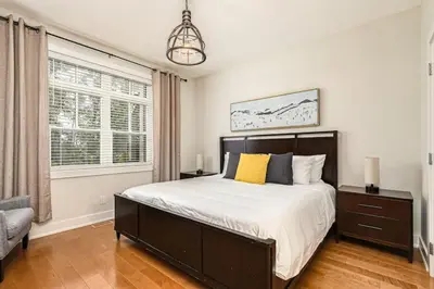 a bedroom with a large bed and a window at Luxurious Rivergrass Blue Mountain Retreat in Blue Mountains