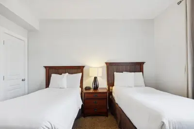 two beds sitting next to each other in a bedroom at Blue Mountain Retreat at Rivergrass in Blue Mountains