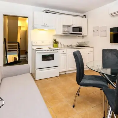 Downtown Retreat-Spacious Rooms with Shared Kitchen & Bath