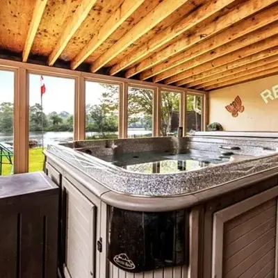Pines Bay Waterfront cottage with Hot tub!